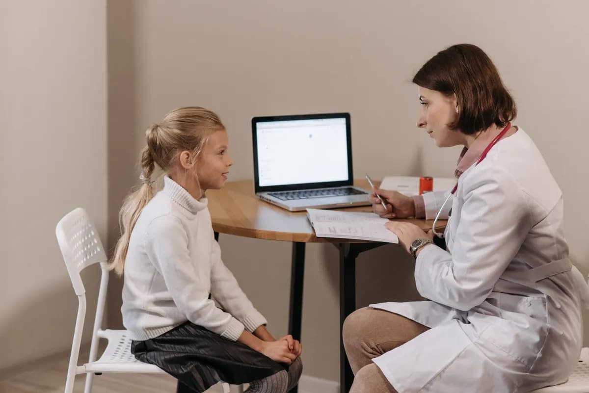 Kinderärztin untersucht ein Kind