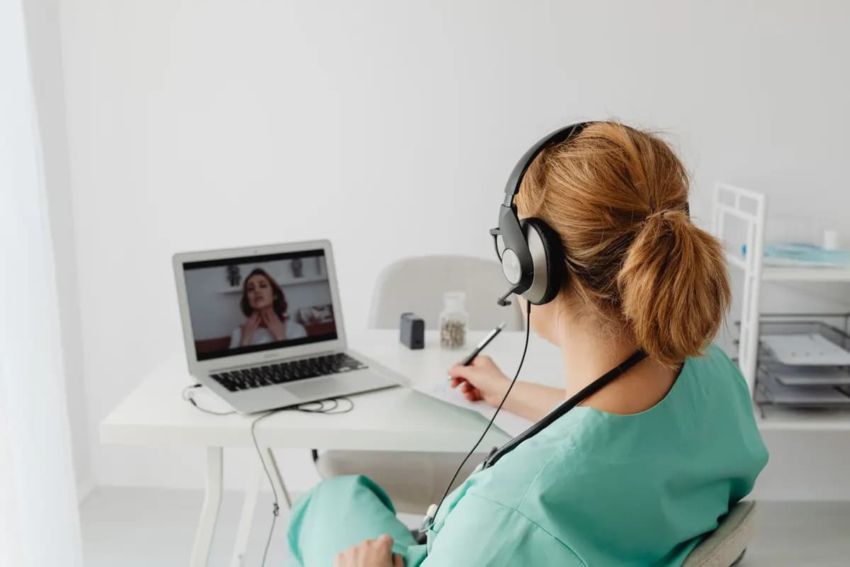 Patientin im Gespräch in einer Praxis