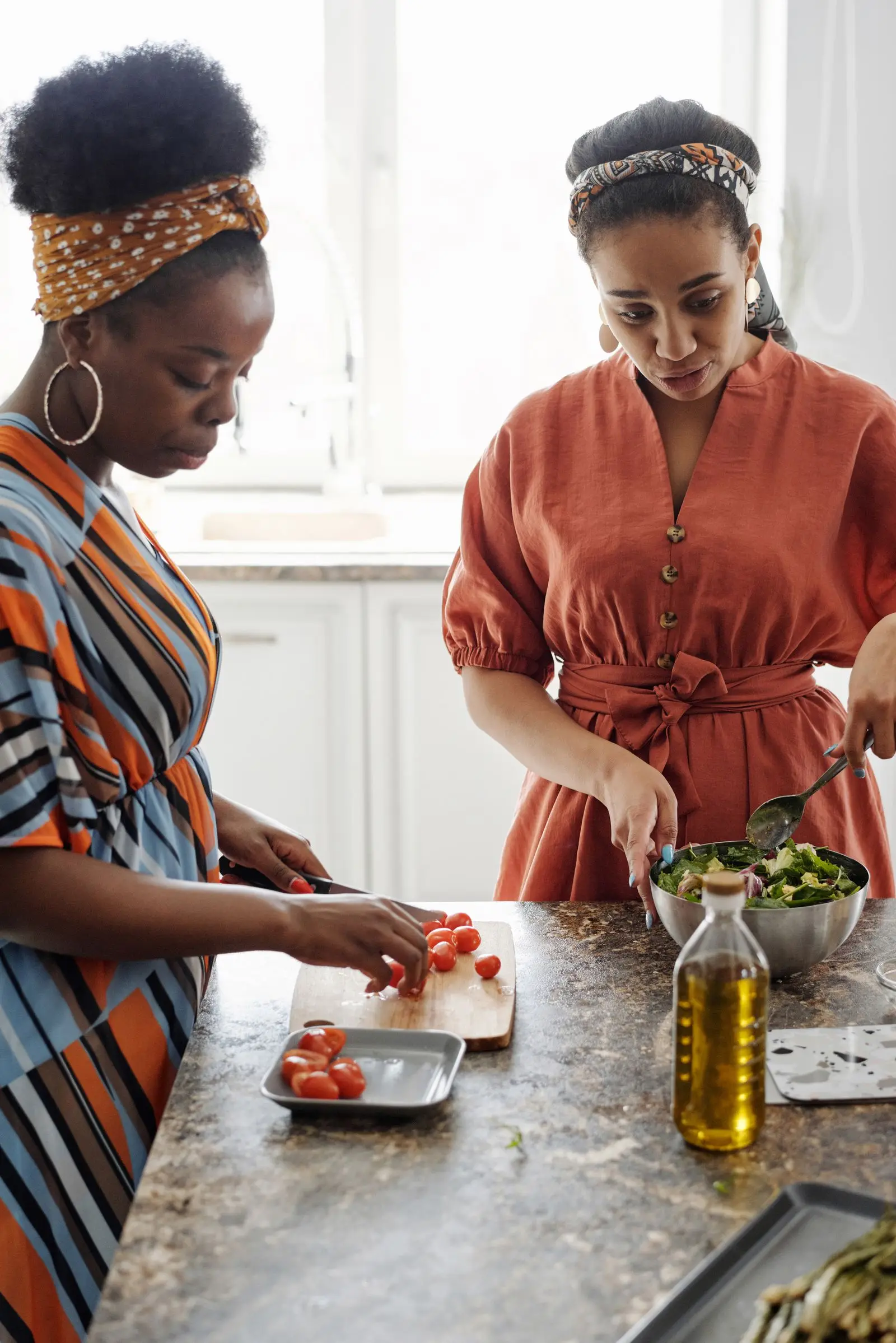 Zwei Frauen bereiten gemeinsam einen Salat zu