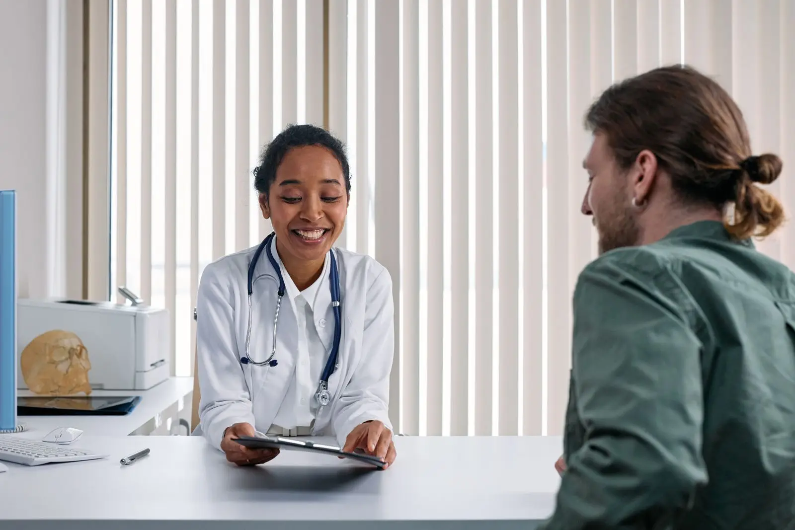 Ärztin im Beratungsgespräch mit einem Patienten