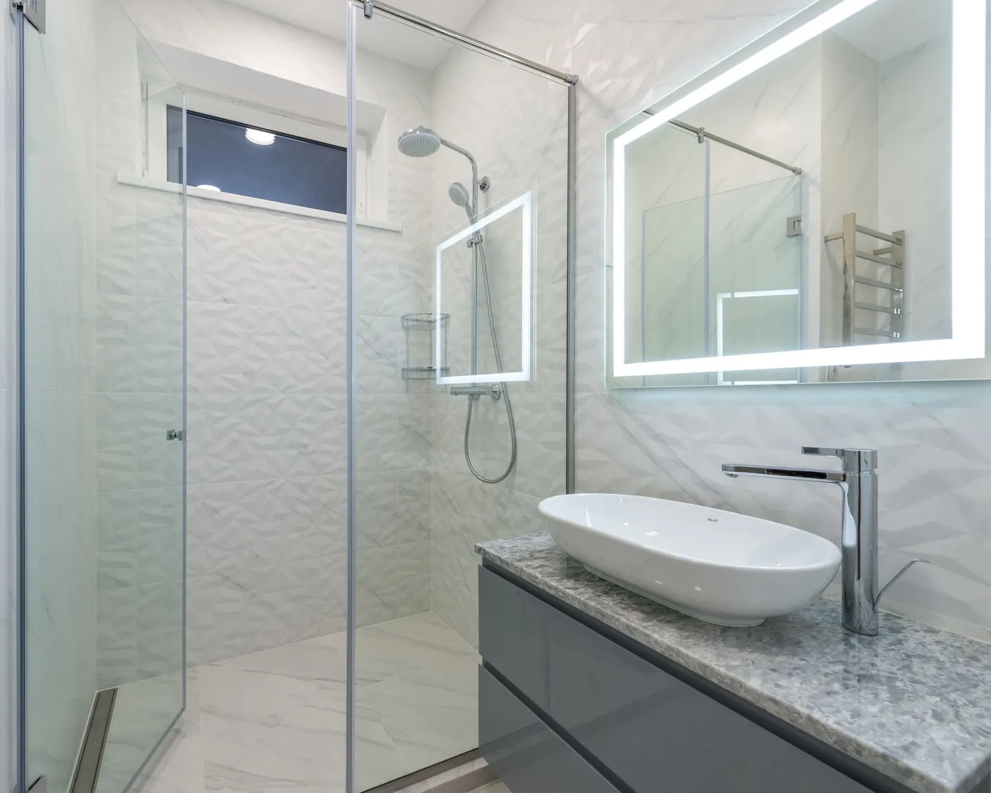 Moderne Dusche mit Glaswand und Waschtisch