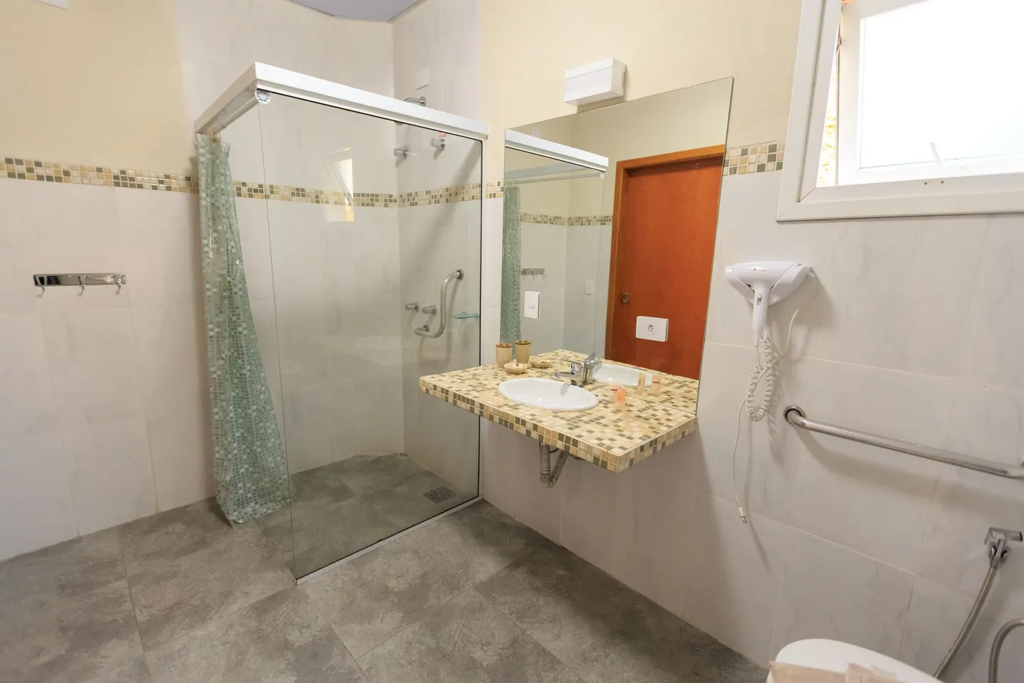 Helles Bad mit bodengleicher Dusche und Haltegriffen